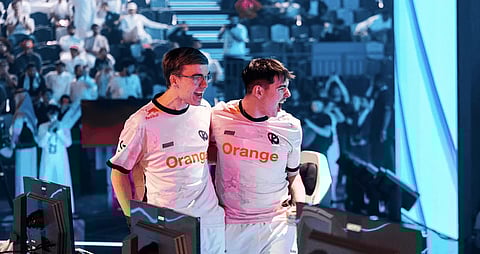 أعضاء&nbsp; الفريق الفائز يحتفلون 