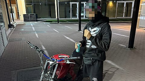 ضبط سائق دراجة نارية يؤدي حركات خطرة في دبي