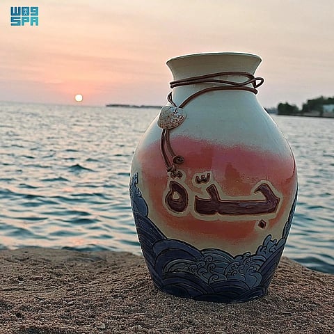 "فَـيّ الغامدي" تُرسّخ الهوية السعودية.. الطين قصة وطن ورسالة إنسانية