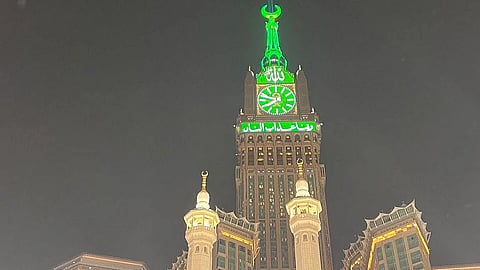 برج ساعة مكة يستقبل "ربيع الأول" بالأنوار