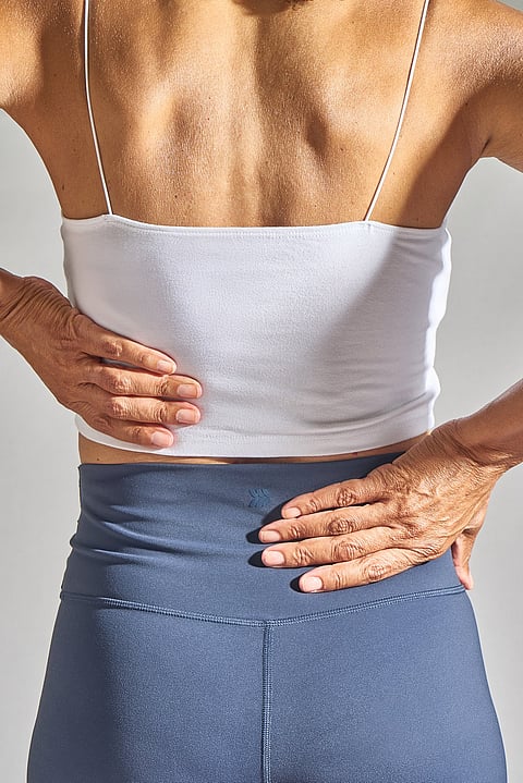 امرأة تضع يديها على أسفل ظهرها في نيويورك في 12 أغسطس 2025. — جويس لي/نيويورك تايمز