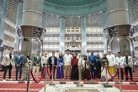 الصورة: ناما وآمنة في مسجد الاستقلال الكبير في جاكرتا مع زملائهما الطلاب