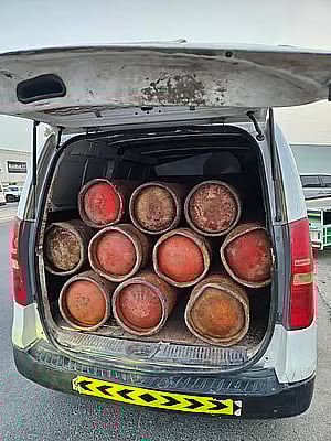 "شرطة دبي" تضبط حافلة تنقل أسطوانات غاز بدون ترخيص