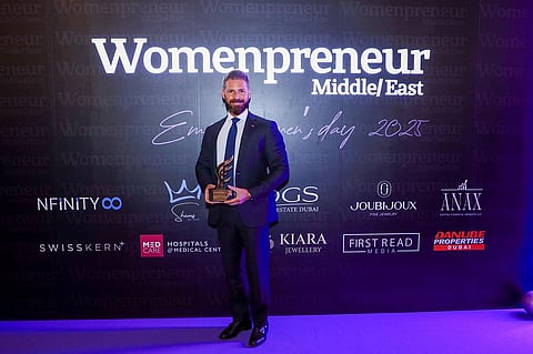 روميان جيراردان فريس يتوج بجائزة التميز الريادي العربي