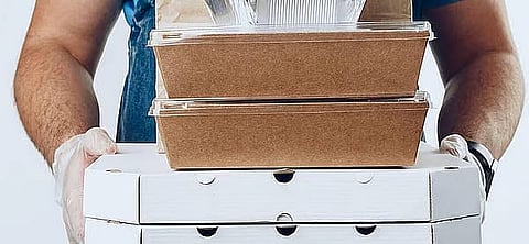 "دبي تضبط توصيل الطعام: شفافية كاملة بلا رسوم مخفية