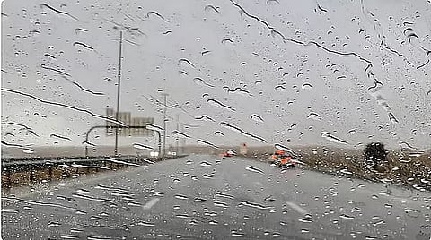 طقس الإمارات: أمطار متوقعة في بعض المناطق ودرجات الحرارة تصل إلى 43 درجة مئوية