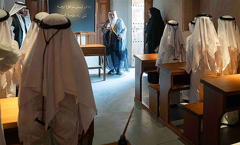 سلطان القاسمي في مدرسة القاسمية التاريخية. الصورة: الموقع الرسمي