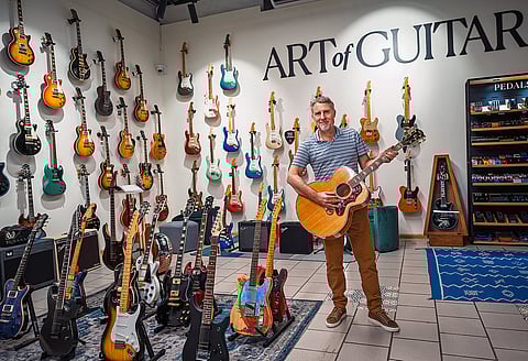  رحلة بين جودة الصوت والفخامة في متجر جيتارات نادرة بدبي