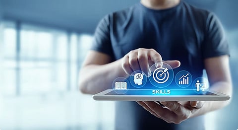 الذكاء الاصطناعي يعيد هيكلة الوظائف بالإمارات دون تسريحات واسعة