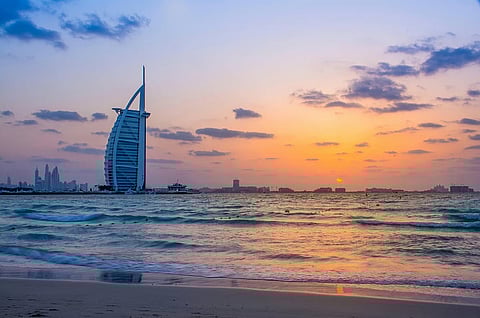 طقس الإمارات غداً: سماء صافية مع أجواء غائمة جزئياً