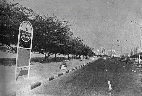 ١٢ سبتمبر ١٩٧٩. أُنشئت أول محطة حافلات تابعة للبلدية على شارع آل مكتوم في دبي. الصورة: أرشيف KT