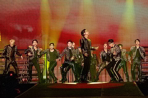 فرقة Seventeen تُحيي حفلًا موسيقيًا على خشبة مسرح Kia Forum في 17 أغسطس/آب 2022 في إنجلوود، كاليفورنيا. الصورة: أرشيف وكالة فرانس برس.