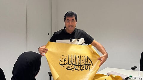 في الإمارات.. الخط العربي يكتب مستقبله بيد الصغار ويحتضن أصالة الكبار