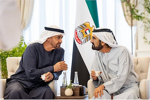 رئيس الدولة يتسلم نسخة موقعة من كتاب"علمتني الحياة"