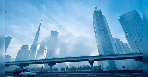 تحذير من الضباب وارتفاع درجات الحرارة بالإمارات اليوم