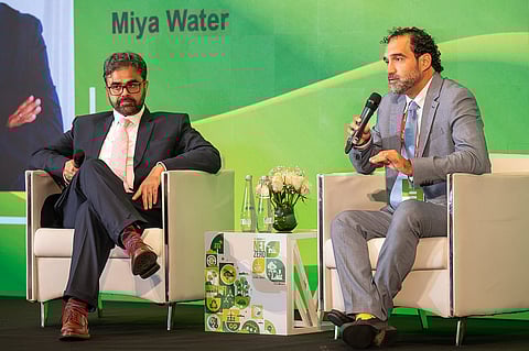 ياسر أحمد، الشريك والمسؤول عن خدمات تغير المناخ والاستدامة في إرنست ويونغ (EY) الشرق الأوسط وشمال أفريقيا، ونعوم كومي، الرئيس التنفيذي لشركة مياه، في مؤتمر "رحلة نحو الصفر - الإمارات 2025"