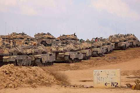 قافلة من المركبات العسكرية الإسرائيلية تنتشر على حدود إسرائيل مع قطاع غزة. الصورة: رويترز