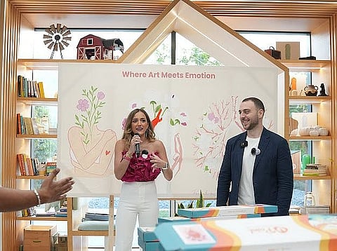 "الرسم بالأرقام" في دبي: تجربة فنية تجمع بين الإبداع والشفاء الذاتي