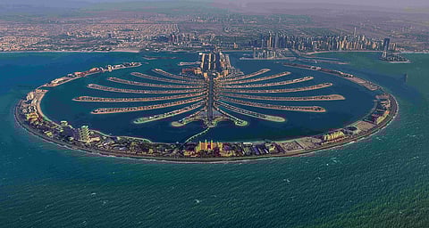 منظر لنخلة جميرا. شهدت الأحياء الراقية، مثل نخلة جميرا، معاملاتٍ لم تكسر الأرقام القياسية السابقة فحسب، بل أشارت أيضًا إلى ثقةٍ راسخةٍ بسوق المنازل الفاخرة في دبي.