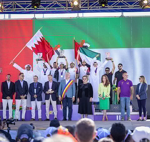 راشد خميس المهيري مع الفائزين بالميداليات والمسؤولين الآخرين.