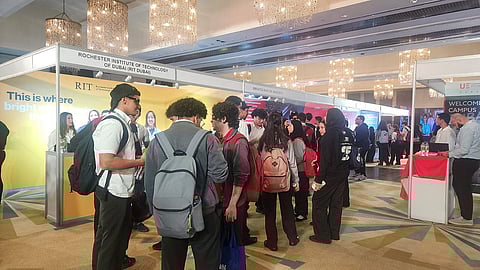 طلاب وأولياء أمور من دولة الإمارات العربية المتحدة يحضرون اليوم الأول من معرض كي تي للجامعات 2025 في دبي. تصوير: نانديني سيركار