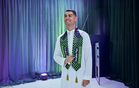 البرتغالي كريستيانو رونالدو، قائد فريق النصر الأول لكرة القدم مرتديا الزي السعودي خلال الاحتفالات