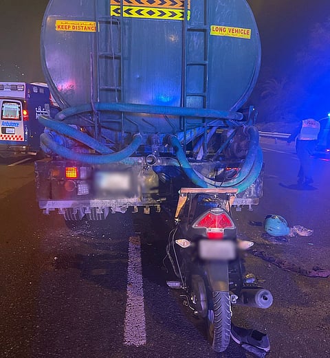 دبي: تصادم دراجة نارية وشاحنة يوقع إصابة خطيرة