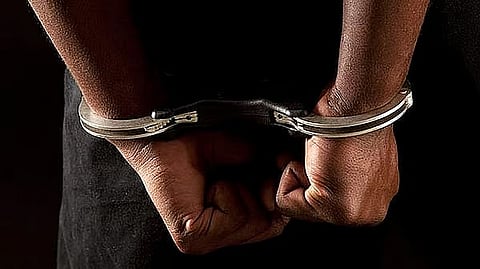 شرطة الشارقة تسلّم محتالين مطلوبين للإنتربول إلى نيبال وأوزبكستان