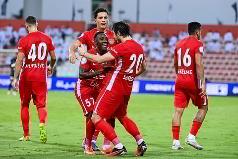 سردار أزمون لاعب شباب الأهلي (الثاني من اليمين) يحتفل بهدف مع زملائه. صورة X/File