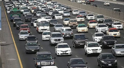 حادث على شارع الشيخ زايد قرب جسر القناة المائية يتسبب بتأخيرات متوقعة في دبي