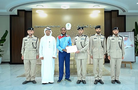 شرطة الشارقة تكرم سائقاً أعاد هاتفاً مفقوداً 