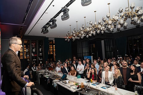 تيد كيمب، كبير مسؤولي المحتوى في صحيفة خليج تايمز، يتحدث في فعالية KT+150 للتواصل. تصوير: شهاب.