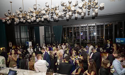 اجتمع مُعدّو قائمة KT+150 تحت سقف واحد مع لجنة التحكيم واللجنة الاستشارية التحريرية لصحيفة "خليج تايمز". تصوير: شهاب