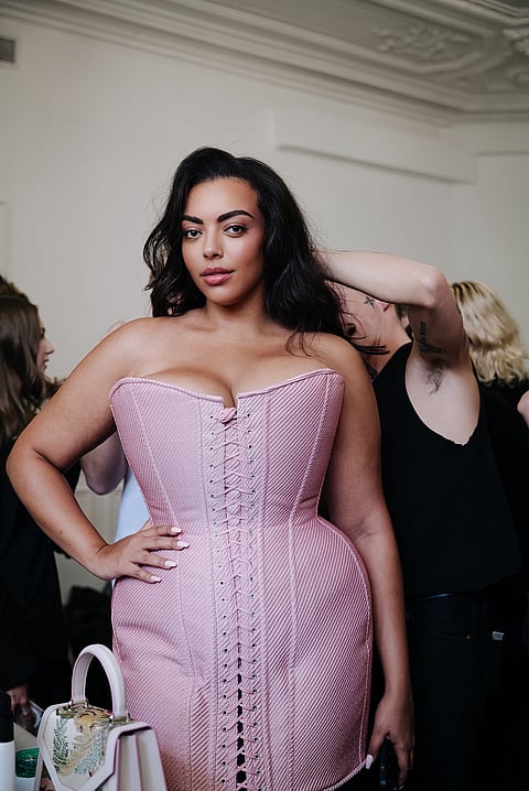 أماني السايبي تمثل العالم العربي في أسبوع باريس للموضة