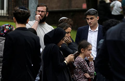 يتجمع الناس بالقرب من مكان الحادث، بعد ورود تقرير عن حادثة دهس مشاة بسيارة وهجوم طعن، بالقرب من كنيس يهودي في شمال مانشستر، بريطانيا، 2 أكتوبر/تشرين الأول 2025. رويترز