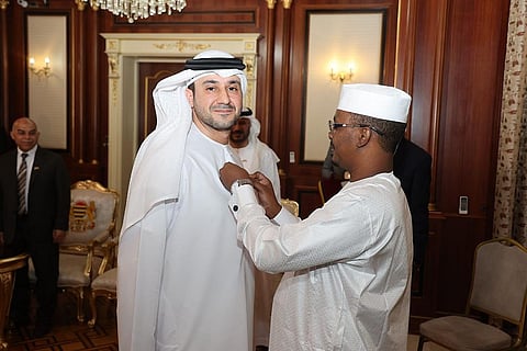رئيس تشاد يمنح وسام الضابط الوطني لـ"علي الشمري"