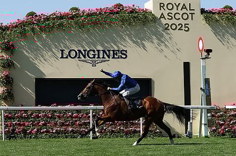 يحتفل ويليام بويك بفوز أومبودزمان بسباق أمير ويلز.