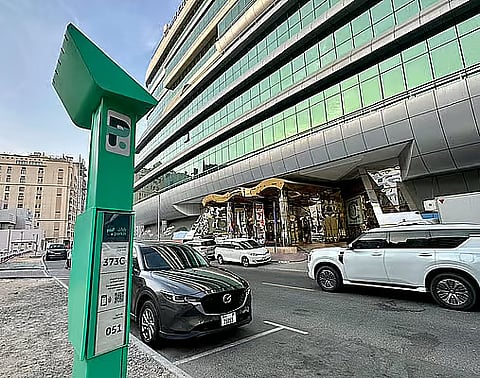 شرطة دبي تتعقب المركبات المخالفة عبر مرافق "باركن"