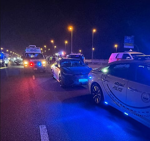 شرطة دبي تنقذ سائقة تعطل مثبت السرعة في مركبتها 
