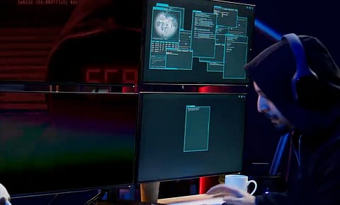 شرطة أبوظبي تحذر من الاحتيال الإلكتروني بحملة "كن حذرا"