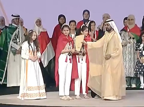 محمد بن راشد خلال يكرم الفائزين