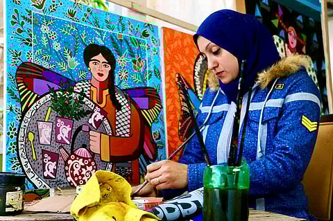 من رام الله إلى أبوظبي : المرأة.. الكوفية والبرتقال.. لوحات تُعيد إحياء القصة الفلسطينية 