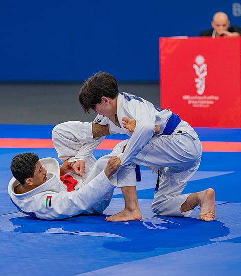 عبيد الكتبي (يسار) من الإمارات العربية المتحدة أثناء مشاركته في دورة الألعاب الآسيوية للشباب.