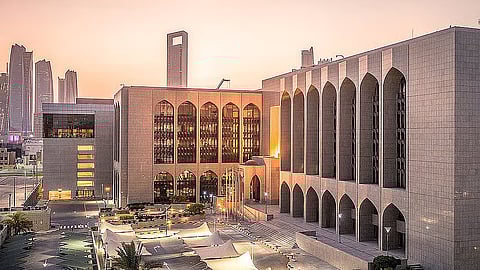 مصرف الإمارات المركزي يخفض سعر الفائدة الأساسي إلى 3.9% 