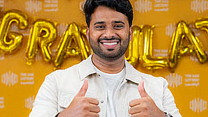 مليونير بـ 100مليون درهم يرفض ترك وظيفته في الإمارات