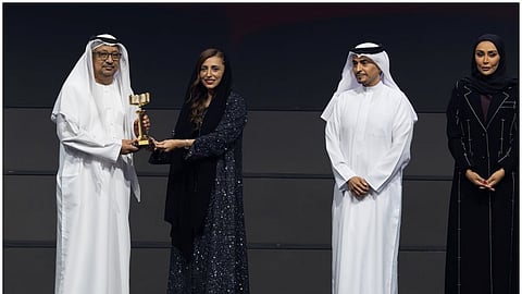 الشيخة بدور بنت سلطان القاسمي تكرم أفضل كتاب إبداعي إماراتي (مسرح). الصورة: معرض الشارقة الدولي للكتاب