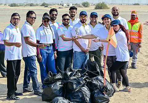 فريق مجموعة كلداري مع كأس الوصيف في تحدي دبي للاستدامة 2025.