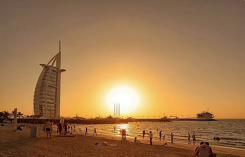 انخفاض متوقع في درجات الحرارة بدبي غدًا والأجواء تميل إلى الغبار