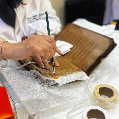 من رماد القرون: خبراء إماراتيون يُحيون مخطوطة مصحف 