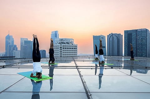 من الركض إلى اليوغا : دبي تُرسخ "اليقظة الذهنية" لدى سكانها